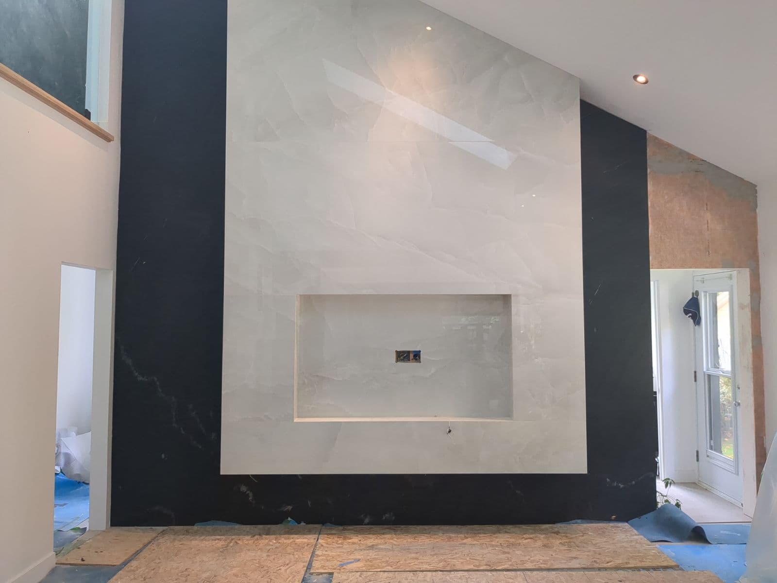 Mur accent en ardoise XXL — Élégance et contraste sur 6,5 mètres de hauteur